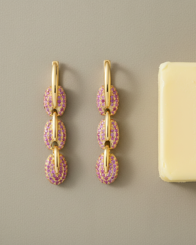 Pendientes femeninos con piedras rosas y acabado en oro amarillo de 18 kt.