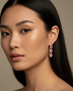 Pendientes de inspiración industrial con piedras rosas y acabado en oro amarillo de 18 kt.