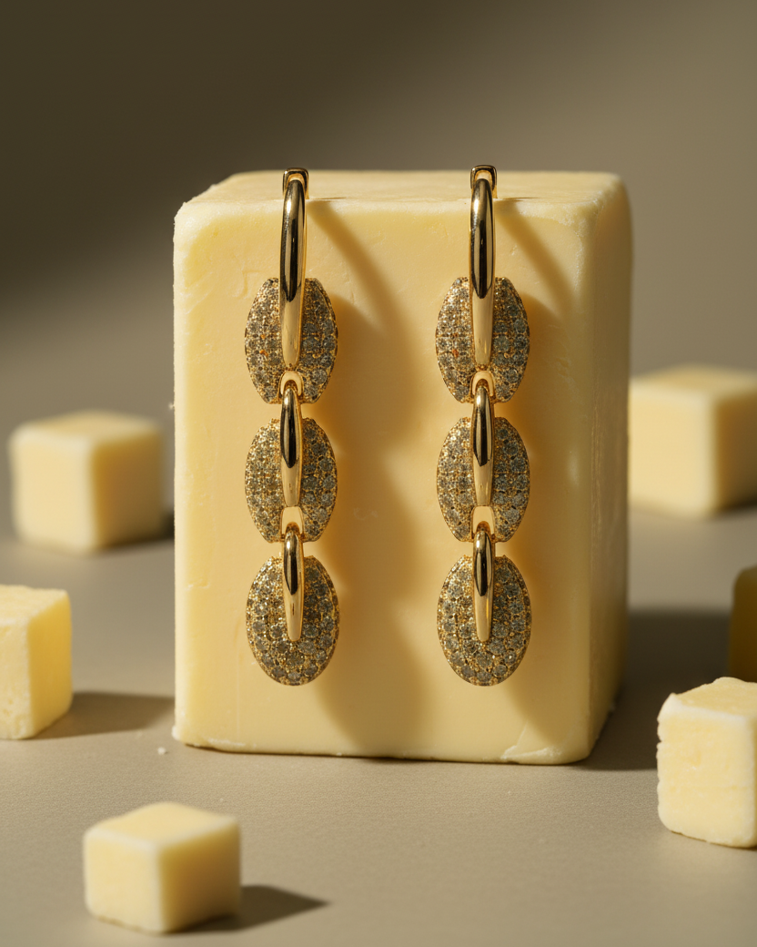 Pendientes de joyería moderna con inspiración industrial y piedras brillantes elegantes.