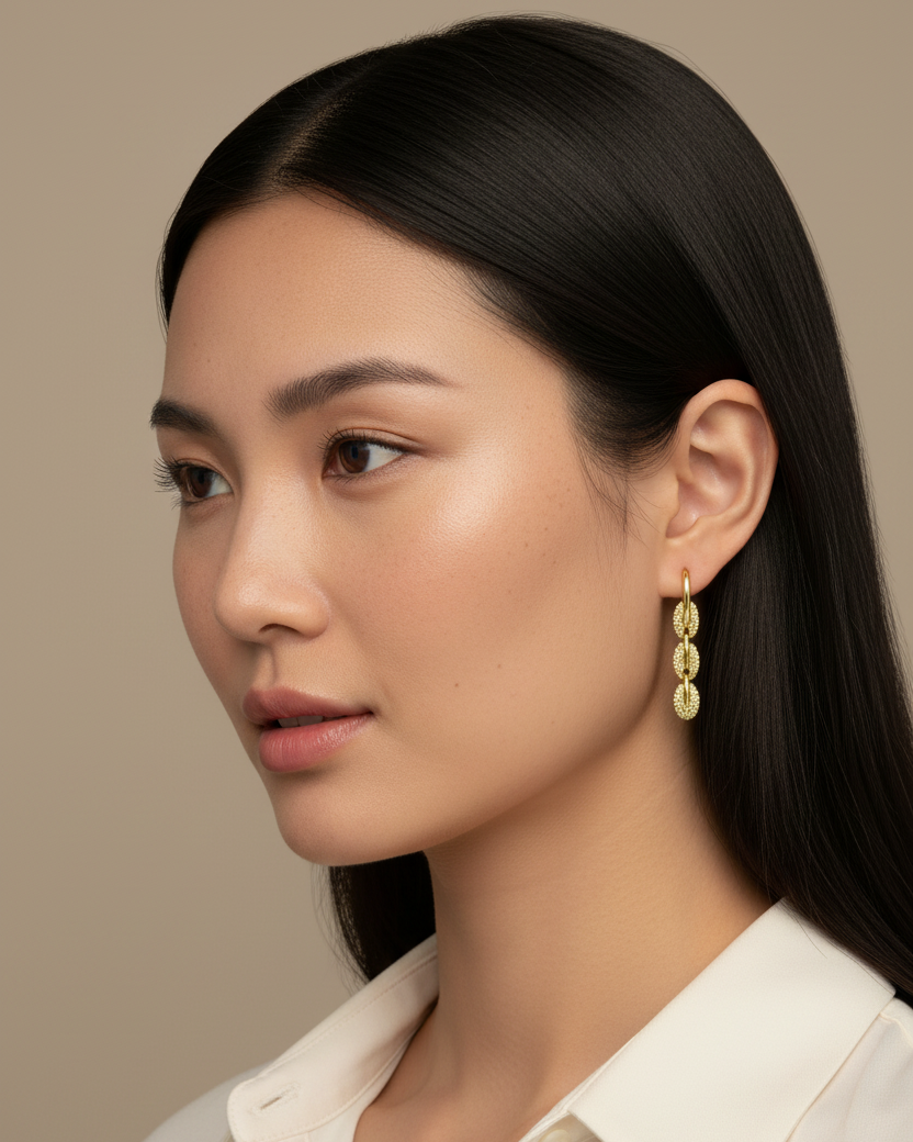Pendientes largos con eslabones y piedras brillantes, ideales para elevar cualquier look.