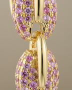 Pendientes largos con piedras rosas y diseño sofisticado inspirado en la joyería contemporánea.