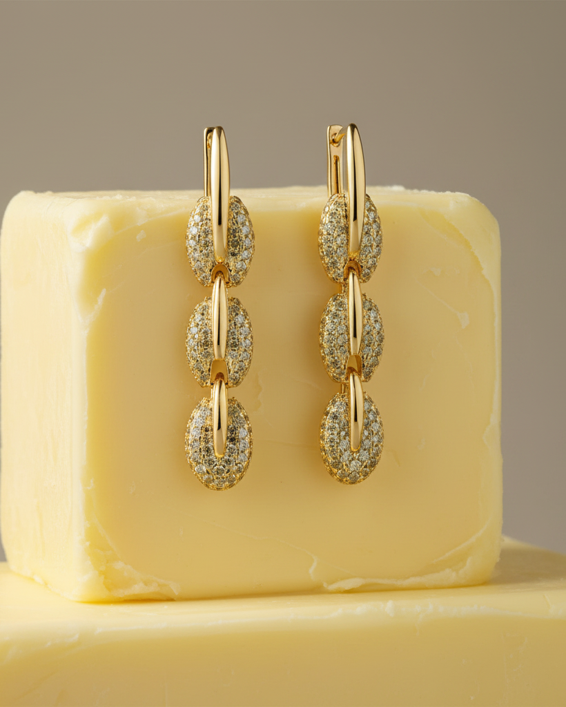 Pendientes modernos con diseño de cadena y acabado en oro amarillo, sofisticados y luminosos.