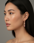 Pendientes Coralina con piedras rosas brillantes y diseño contemporáneo inspirado en la tendencia industrial.