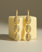 Pendientes refinados con diseño industrial y acabado en oro amarillo de 18 kt.