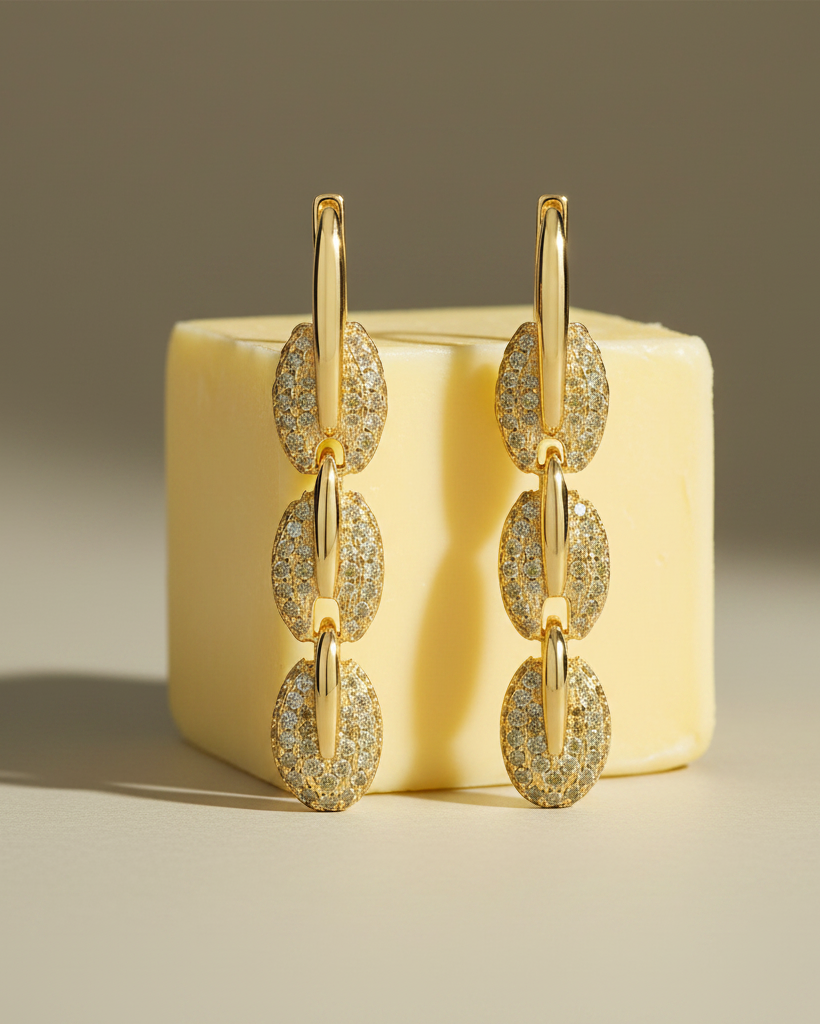 Pendientes refinados con diseño industrial y acabado en oro amarillo de 18 kt.