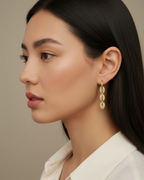 Pendientes tendencia de joyería con eslabones dorados y detalles brillantes.