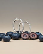 Pendientes minimalistas de plata con circonita para uso diario.
