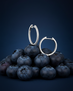 Pendientes pequeños de plata de ley para mujer con diseño minimalista y elegante.