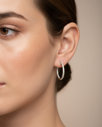 Pendientes Daisy de plata de ley 925 con baño de rodio y circonita blanca de 1 mm.