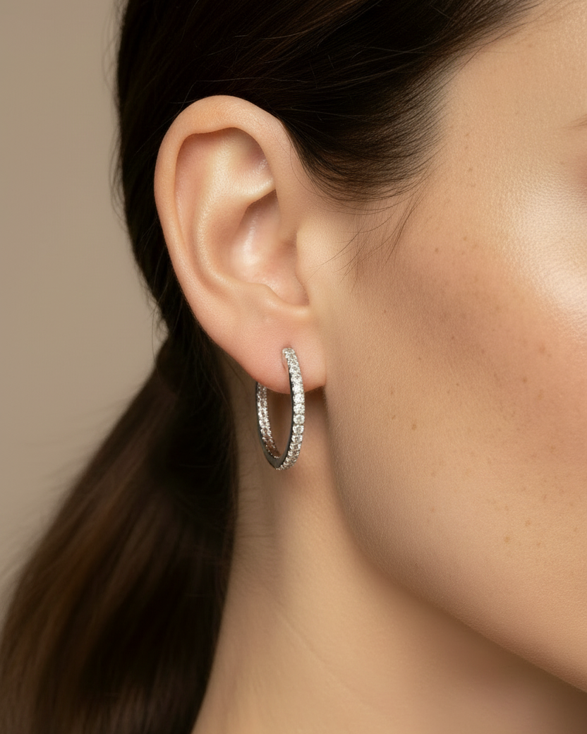 Pendientes de plata de ley con acabado en rodio y circonita blanca.