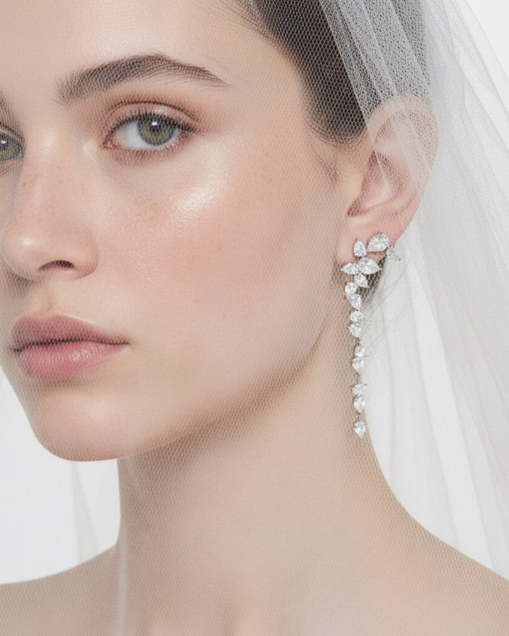 Pendientes largos Ducky con circonitas en talla pera y gran luminosidad