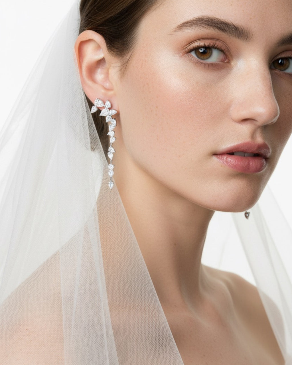 Pendientes Ducky con cascada de circonitas en talla pera y brillo intenso