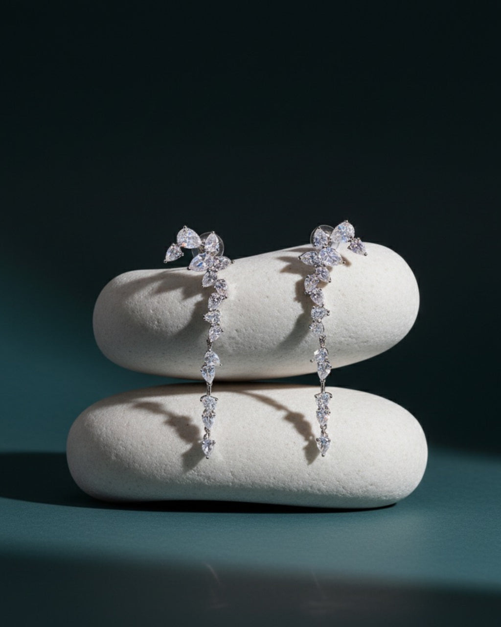 Pendientes largos Ducky con circonitas brillantes en talla pera