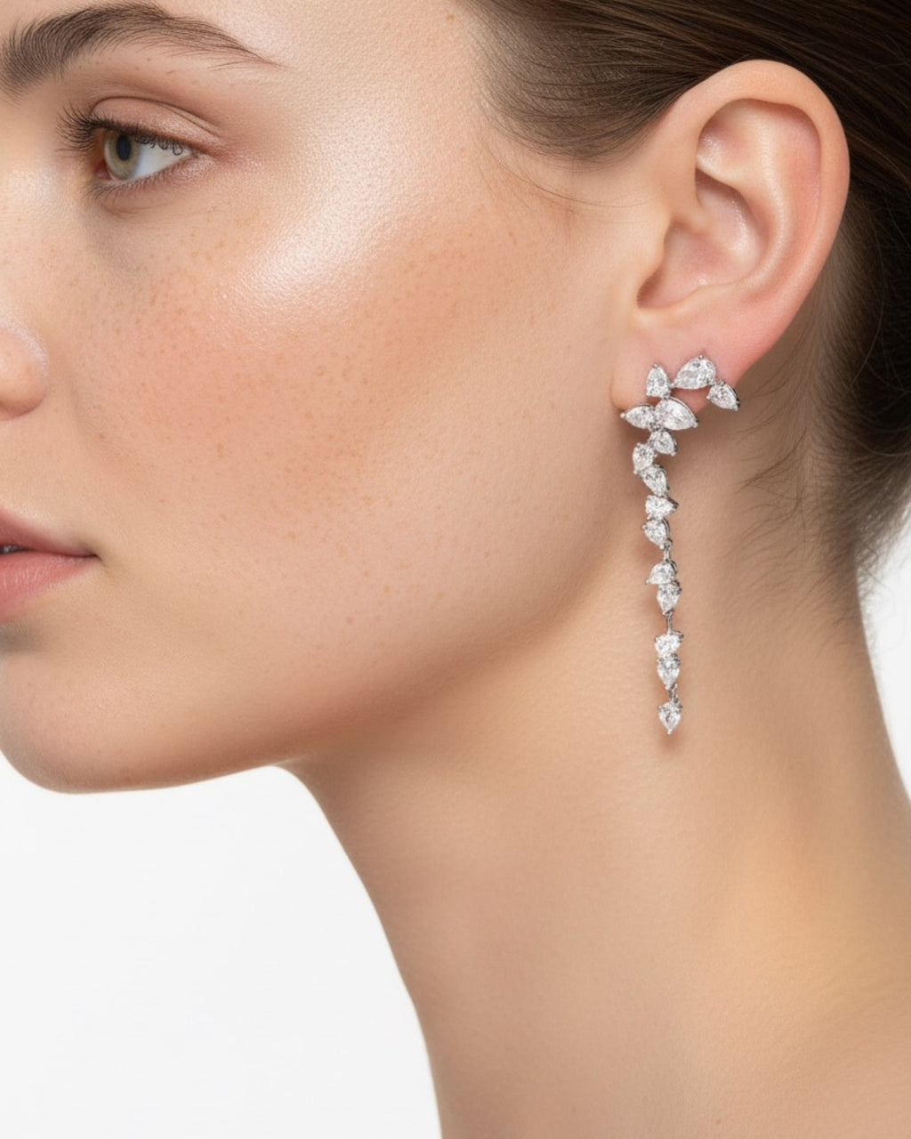 Pendientes Ducky con diseño largo y cascada de circonitas en talla pera