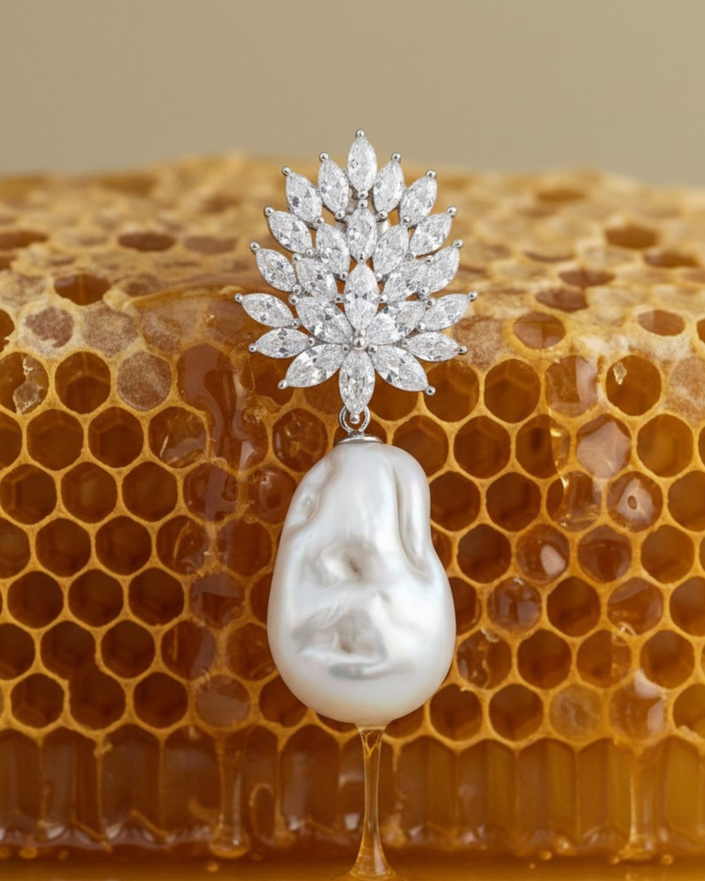 Pendientes Éclat con diseño elegante que combina piedras blancas y perla barroca con brillo delicado.