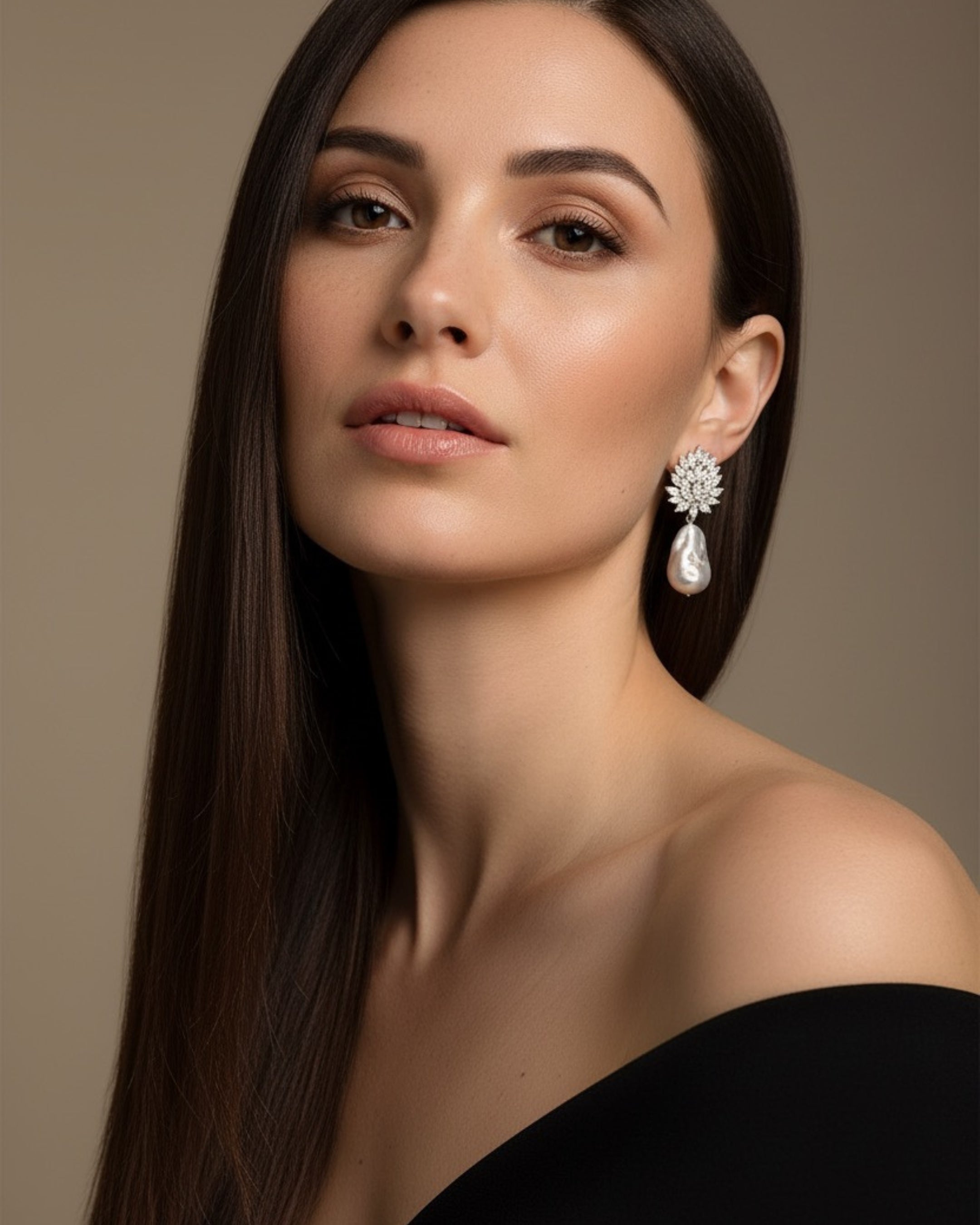 Primer plano de los pendientes Éclat donde se aprecia el brillo de las piedras y la perla.