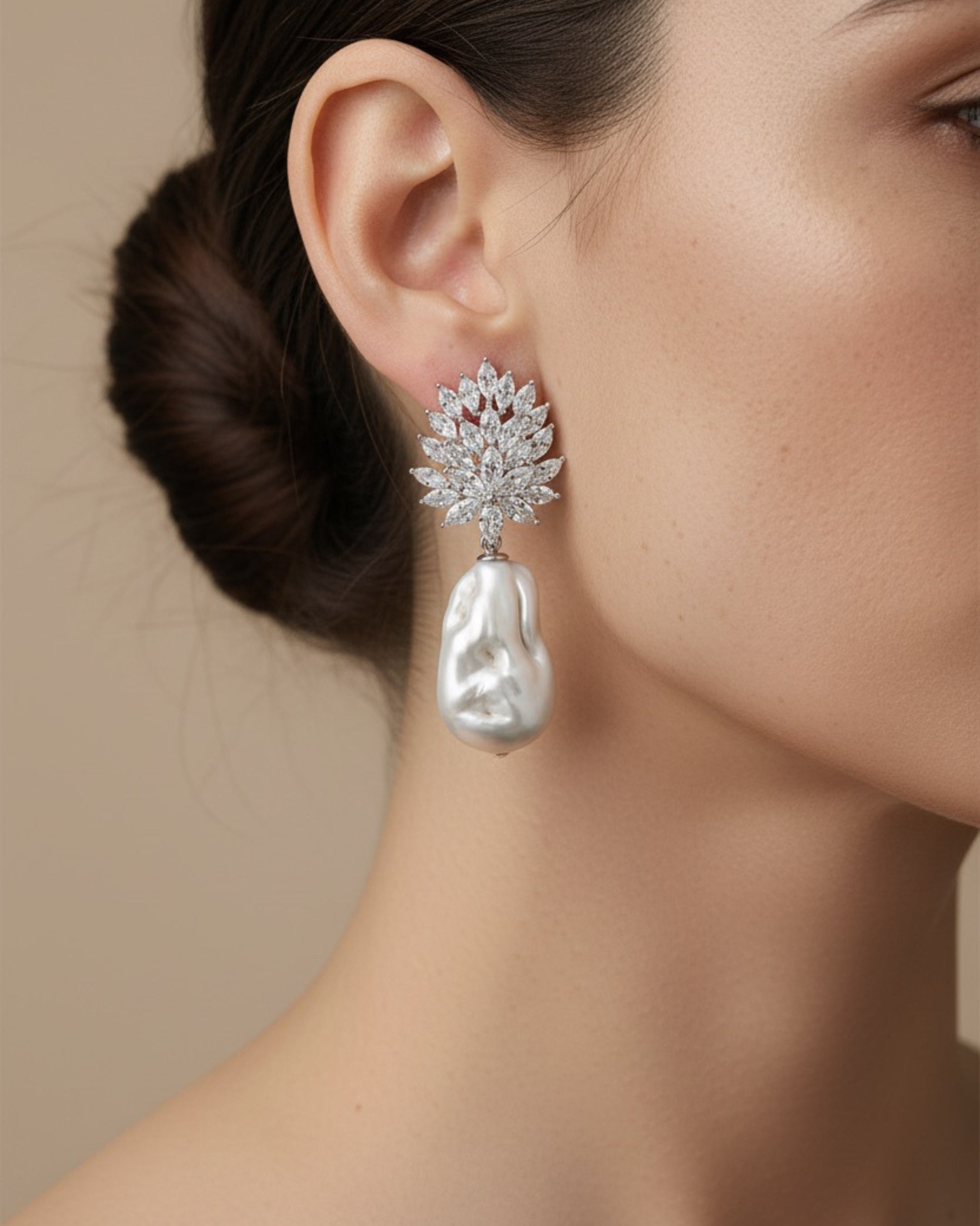 Detalle de la perla barroca de los pendientes Éclat con forma orgánica y brillo natural.