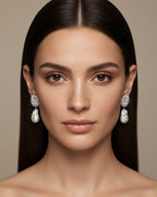 Detalle de los pendientes Éclat con piedras blancas en talla marquesa sujetas con delicadeza.