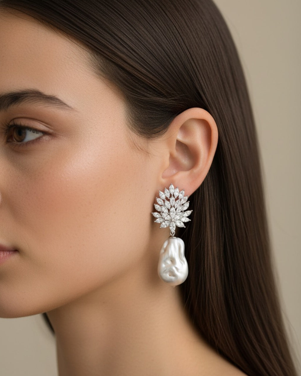 Pendientes Éclat con perla barroca y piedras blancas que crean una joya elegante y luminosa.