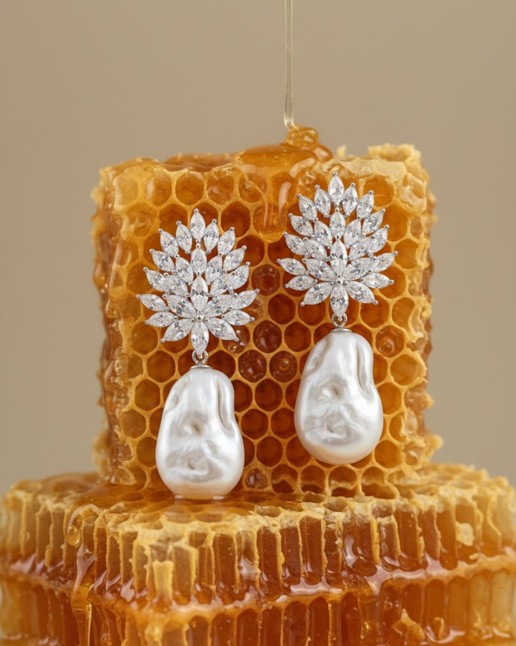 Pendientes Éclat con perla barroca y piedras blancas ideales para mujer que busca elegancia.