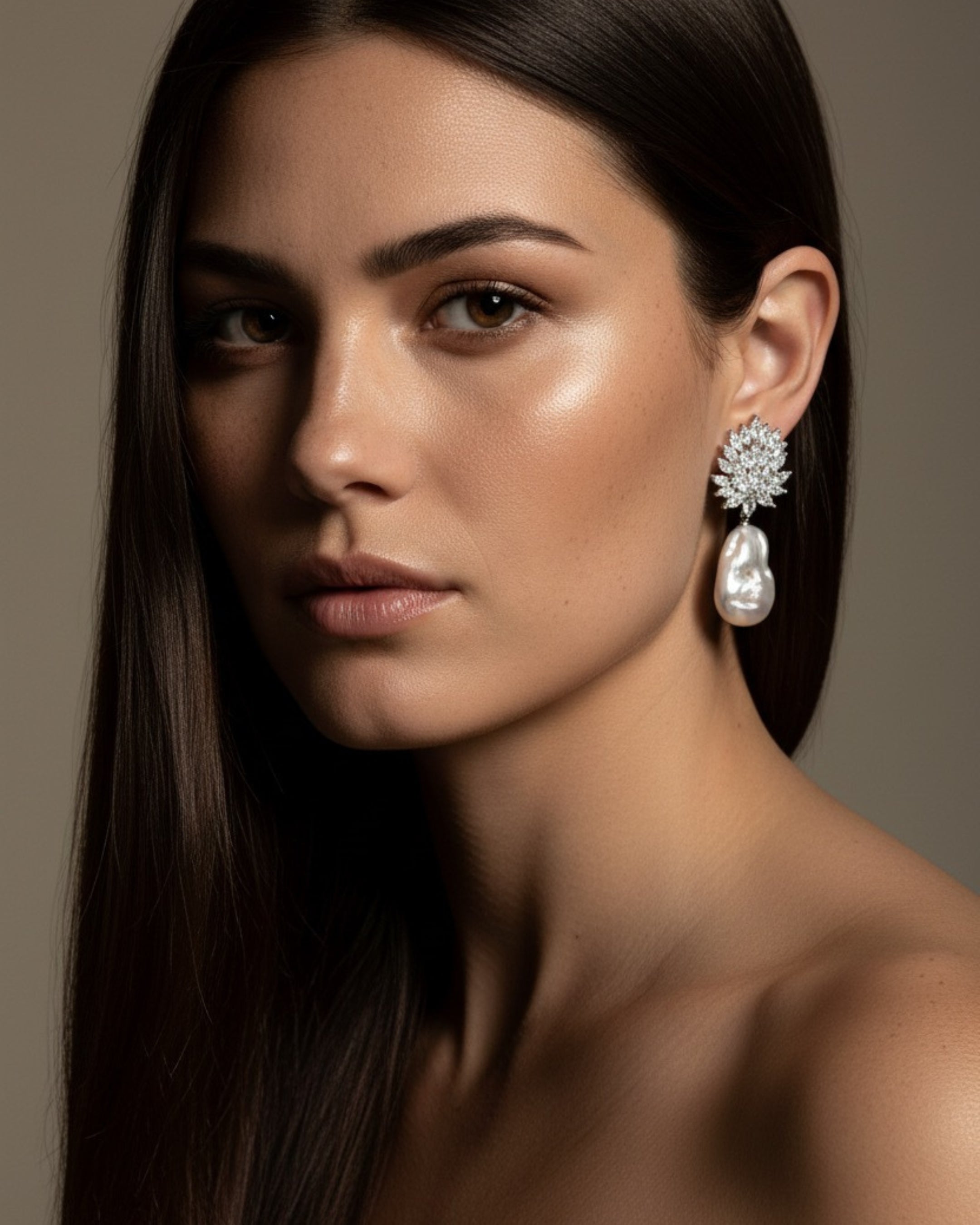 Pendientes Éclat con perla barroca y piedras blancas que aportan elegancia y luminosidad al diseño.