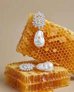 Pendientes Éclat con perla barroca de gran tamaño y diseño sofisticado lleno de luz.