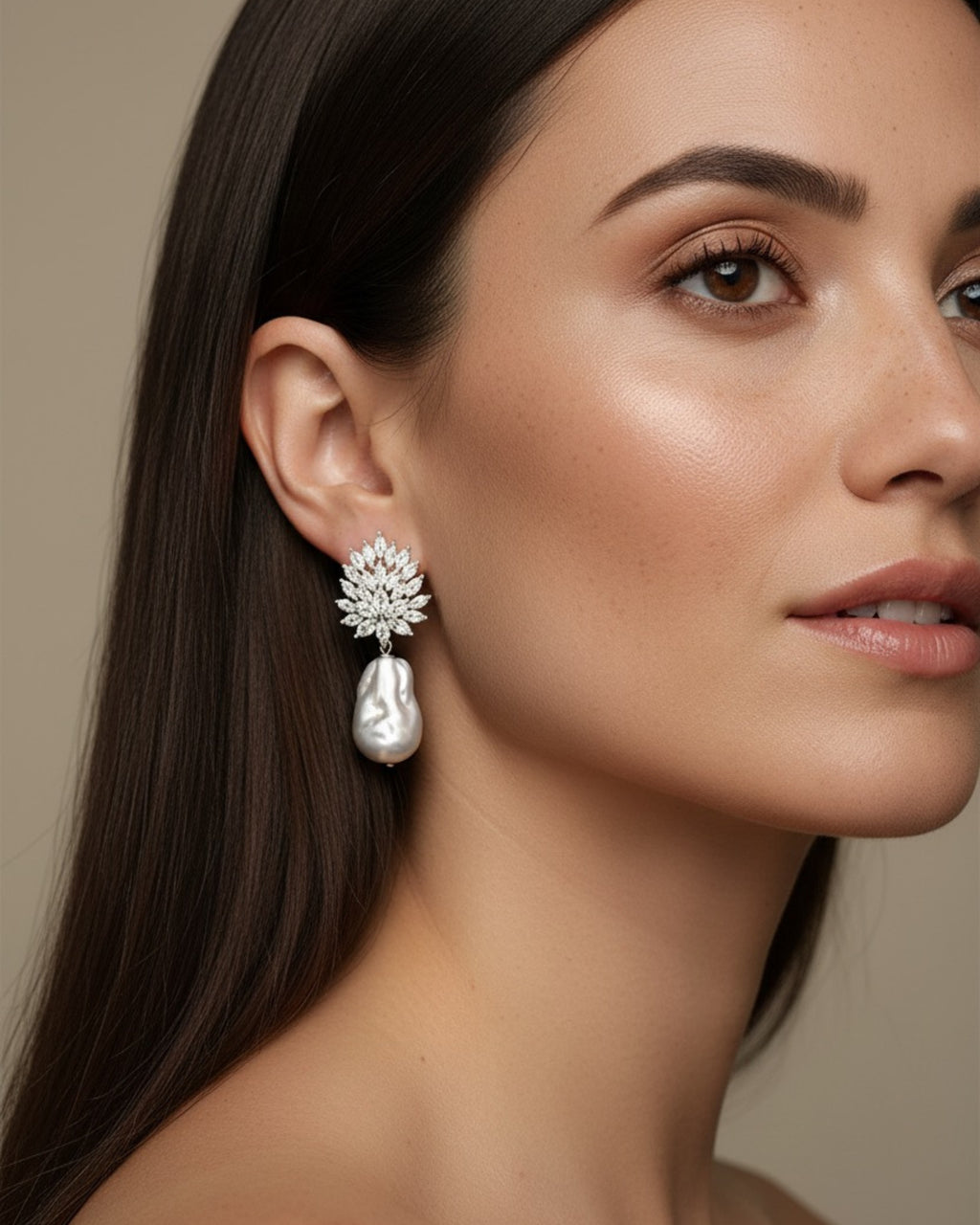 Pendientes Éclat con piedras blancas en talla marquesa que aportan luz y sofisticación.