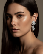 Pendientes Éclat de Sibela con perla barroca gris, piedras blancas y acabado en rodio.
