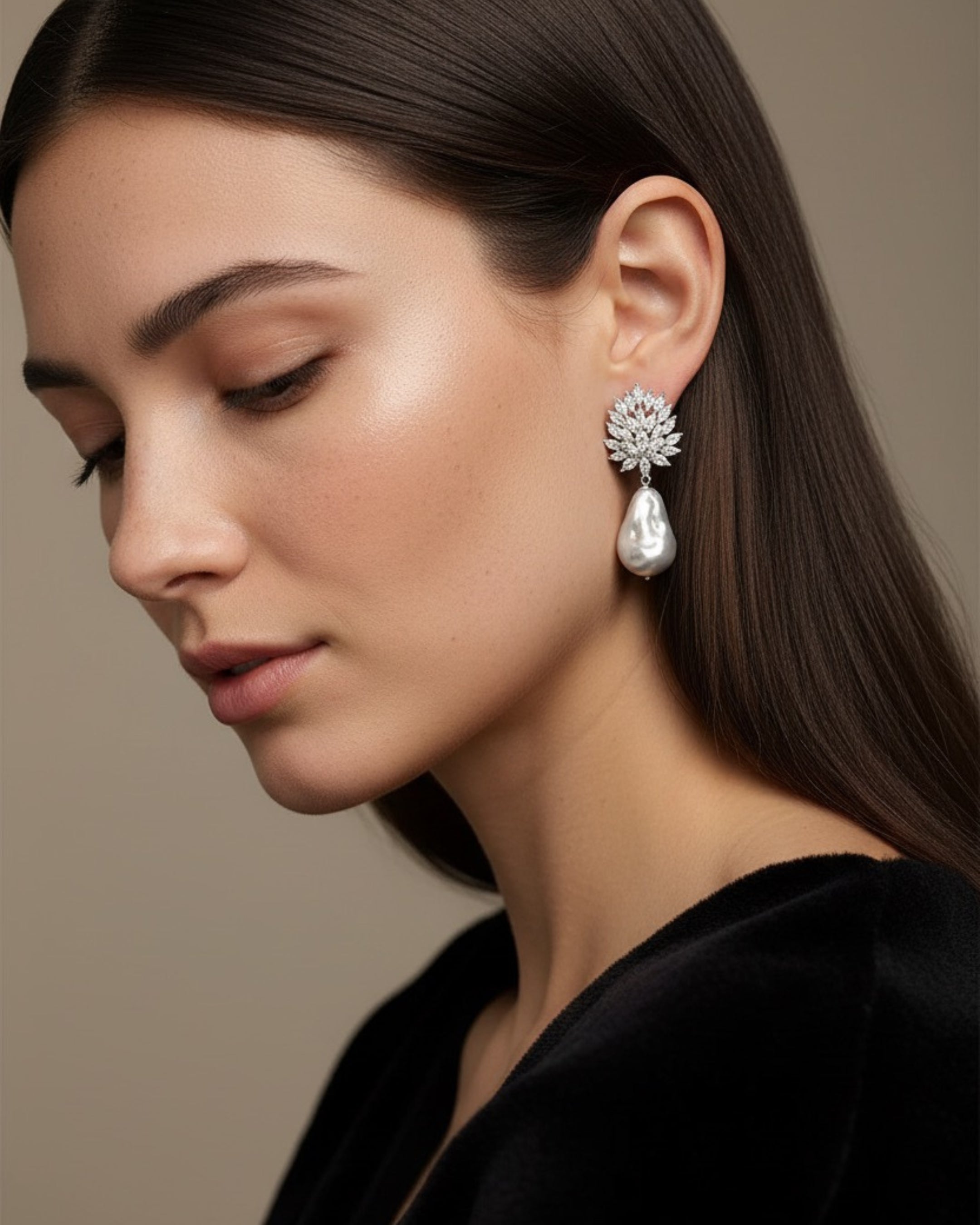 Vista lateral de los pendientes Éclat que muestra la caída de la perla barroca y su diseño elegante.