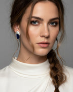 Detalle de los pendientes Epoc con piedra azul en talla gota y diseño sofisticado con brillo intenso.