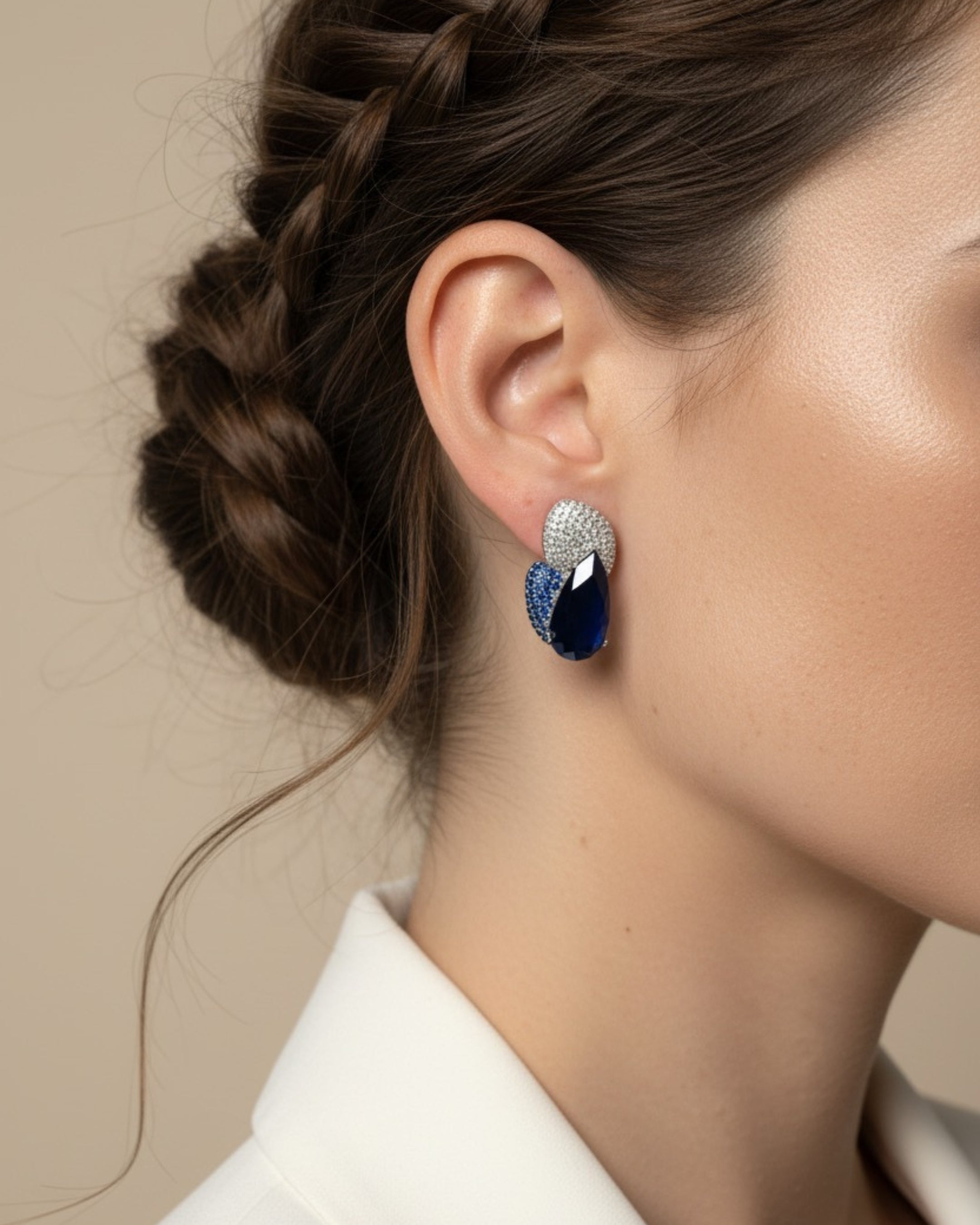 Pendientes Epoc con diseño elegante y piedra azul en talla gota que refleja la luz con intensidad.