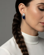 Pendientes Epoc con piedra azul protagonista y detalles brillantes que aportan elegancia atemporal.