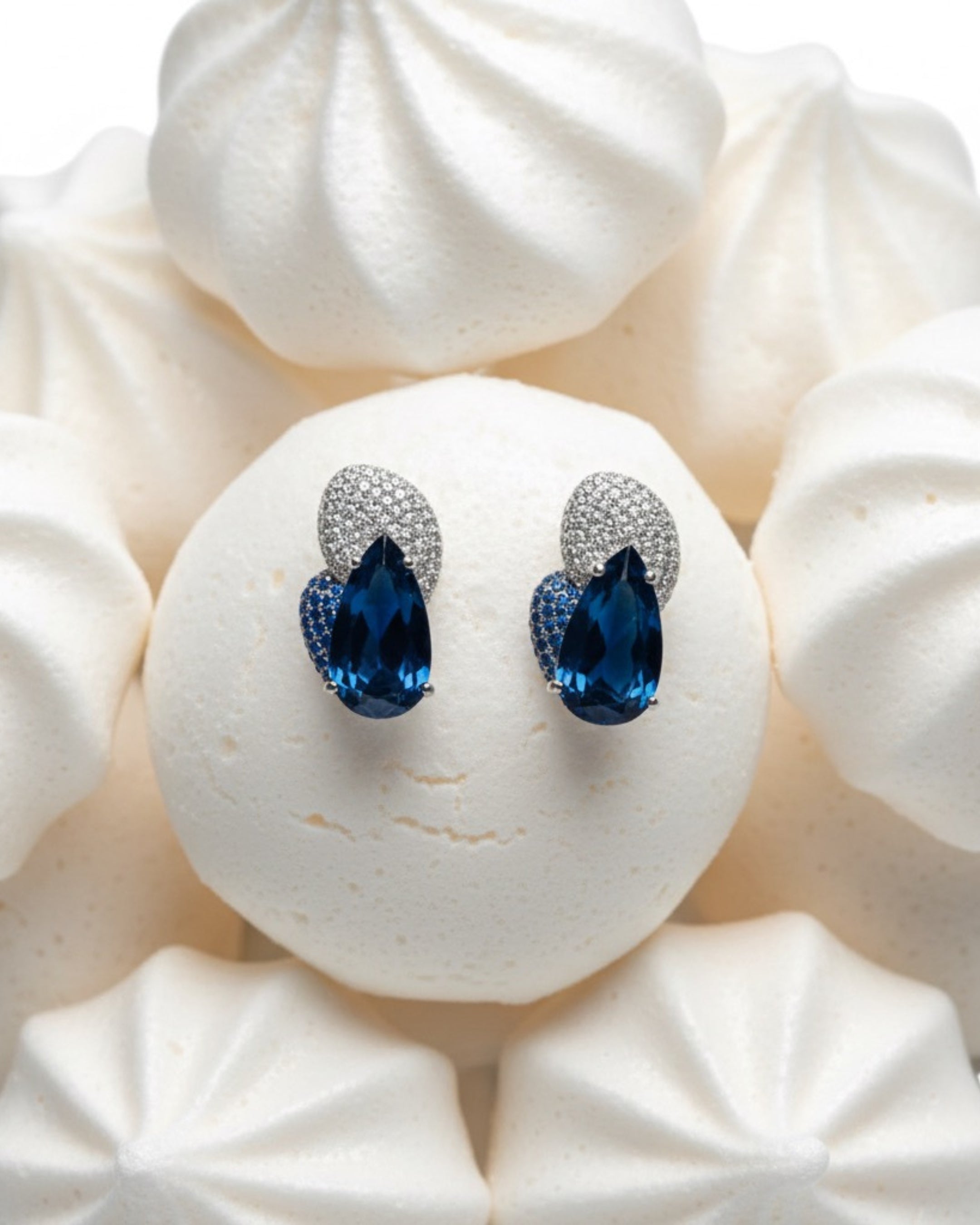 Pendientes Epoc con piedra azul en talla gota y delicados detalles brillantes que aportan elegancia y luz al diseño.