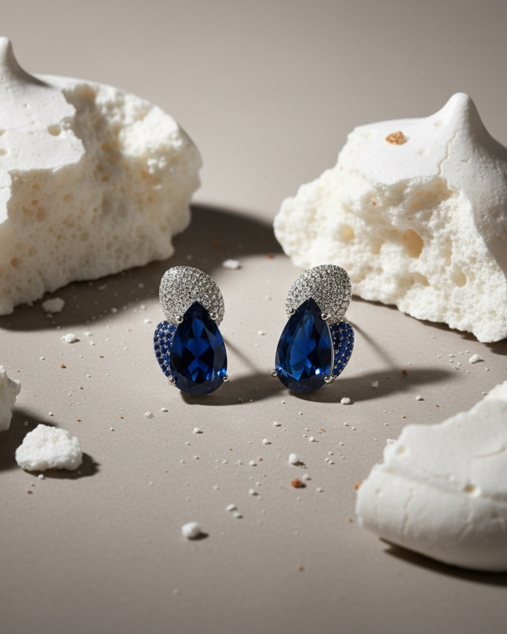 Pendientes Epoc con piedra azul estilo zafiro y pequeños detalles brillantes que realzan la pieza.