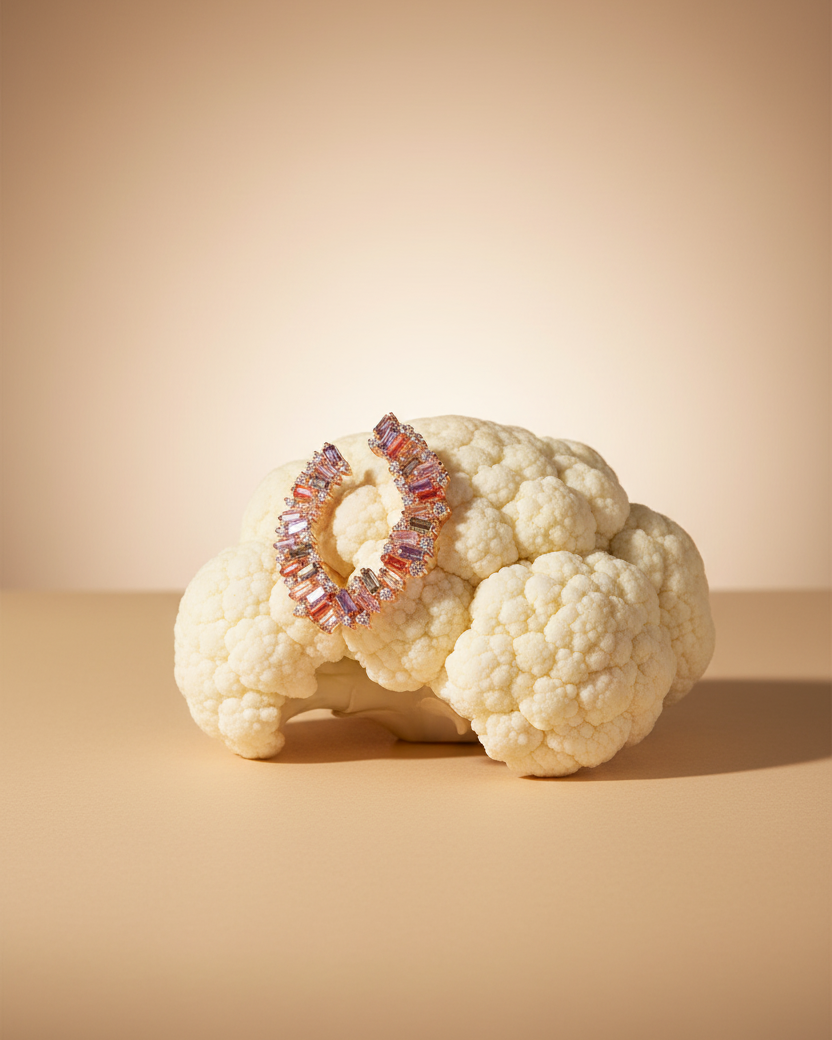 Pendientes perfectos para invitadas y eventos con piedras multicolor y diseño sofisticado.