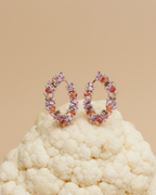 Pendientes de lujo colorido con piedras en talla baguette y acabado sofisticado en oro rosa.