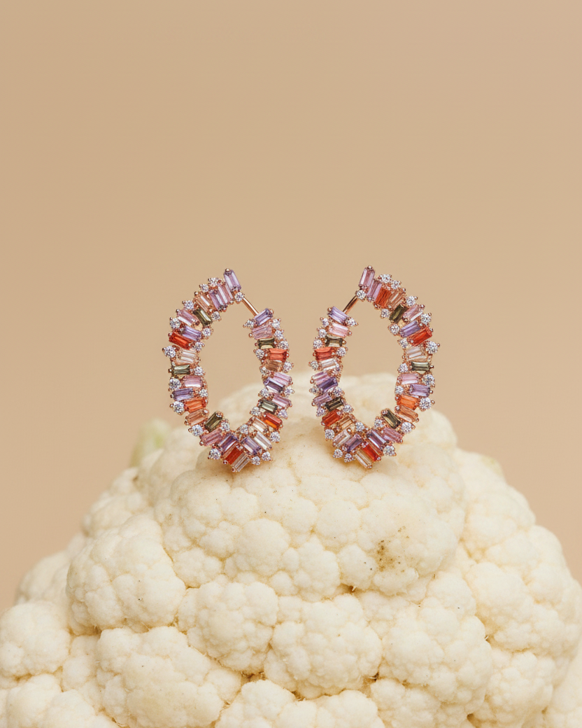 Pendientes de lujo colorido con piedras en talla baguette y acabado sofisticado en oro rosa.