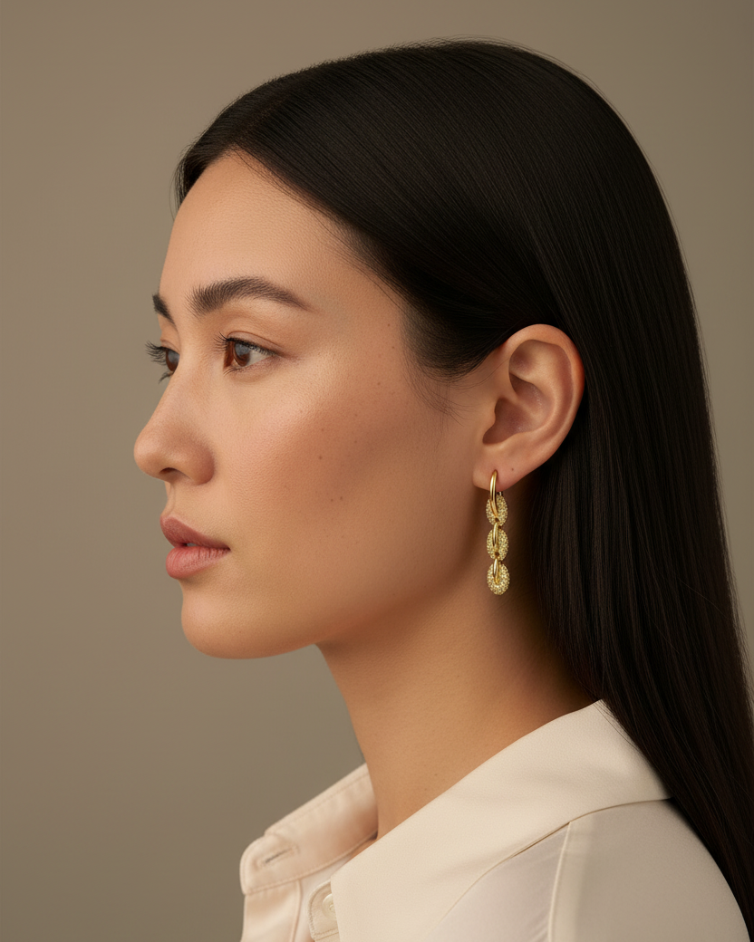 Pendientes de eslabones con piedras brillantes en talla circular y diseño elegante y actual.