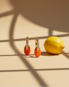 Pendientes de eslabones coral con esmalte brillante y diseño sofisticado.