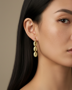 Pendientes elegantes de eslabones con acabado en oro amarillo y estilo moderno.