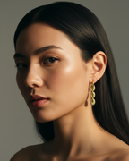 Pendientes de eslabones planos con acabado en oro amarillo de 18 kt y diseño contemporáneo.