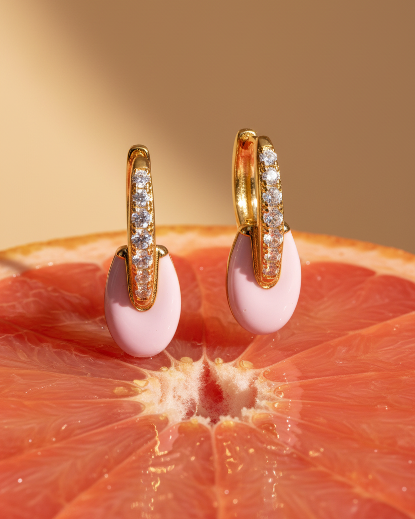 Pendientes de eslabones rosa con esmalte brillante y diseño sofisticado.