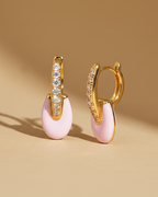 Pendientes esmaltados femeninos con detalles rosa y acabado en oro amarillo.