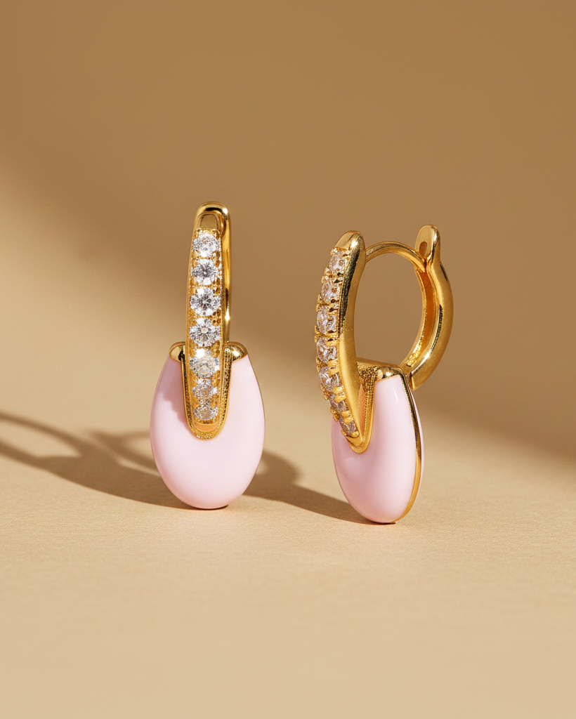 Pendientes esmaltados femeninos con detalles rosa y acabado en oro amarillo.
