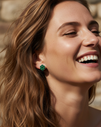 Pendientes luminosos verde esmeralda con acabado refinado y sofisticado.