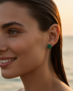 Pendientes pequeños verde esmeralda con acabado en rodio blanco elegante.