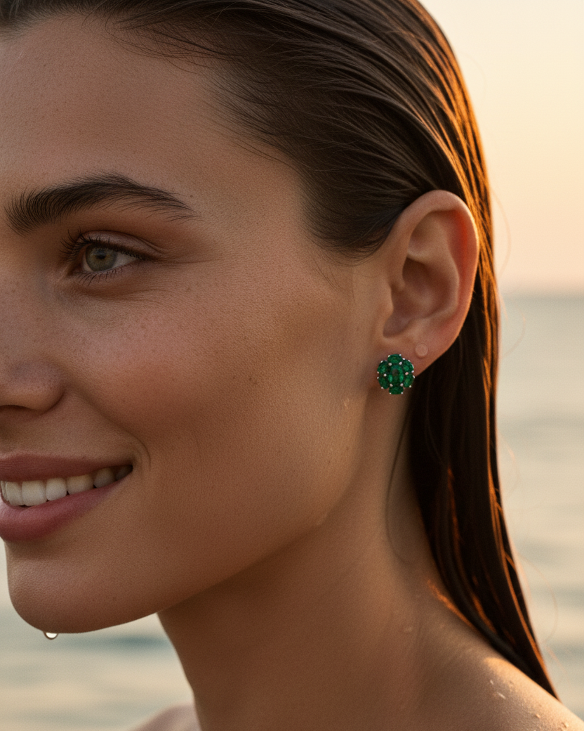 Pendientes pequeños verde esmeralda con acabado en rodio blanco elegante.