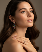 Pendientes ideales para eventos con piedras brillantes multicolor y acabado elegante en rodio.