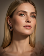 Pendientes femeninos y elegantes con gemas multicolor y circonitas blancas luminosas.