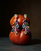 Pendientes femeninos largos con piedras multicolor y brillo sofisticado.
